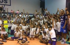 As arquibancadas contaram com a presença de crianças do Instituto Passe de Mágica