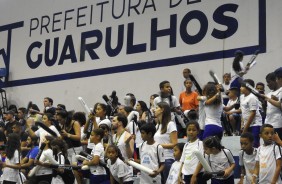 Crianas do instituto Passe de Mgina puderam acompanhar a vitria alvinegra contra o Lebes Canoa