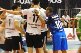 Jogadores comemoram ponto conquistado diante o Lebes Canoa, pela Superliga de vôlei