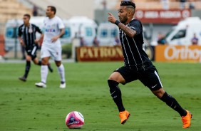 Clayson carrega a bola durante partida contra o Santos, no Pacaembu