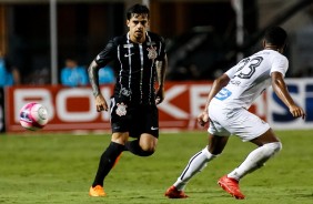 Fagner durante jogo contra o Santos, no Pacaembu