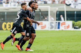 Jogadores chegam para abraar o dono do gol contra o Santos: Ren Jnior