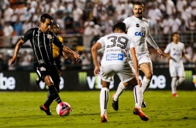 Meia Jadson na partida contra o Santos