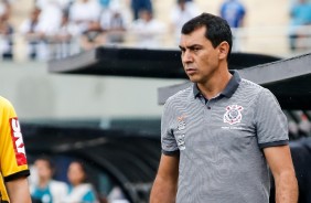O técnico Carille com cara fechada durante empate amargo diante do Santos
