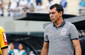 O tcnico Carille com cara fechada durante empate amargo diante do Santos