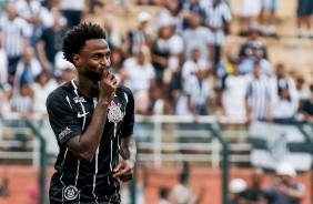 O volante Renê Júnior comemorando seu gol contra o Santos