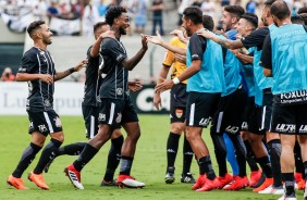 Ren Jnior comemora o gol marcado contra o Santos com os jogadores reservas do Corinthians