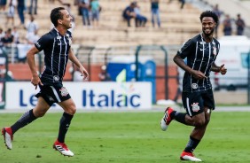 Rodriguinho e Renê Júnior comemorando o gol do volante contra o Santos