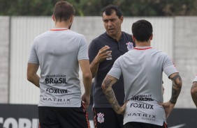 Carille conversa com Henrique e Jadson durante o treino no CT