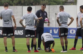 Carille conversa com os jogadores durante o treino da tarde