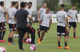 Elenco reunido durante o treinamento desta tera-feira no CT