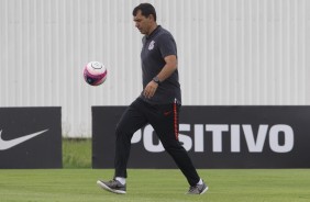 Fbio Carille bate uma bolinha no treino desta tera-feira no CT