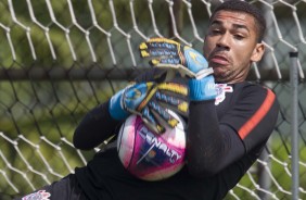 O goleiro Filipe do Corinthians no treino da manh desta segunda.