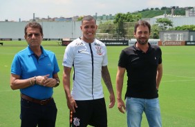 Kalil, Sidcley e Dulio na apresentao oficial do lateral ao Corinthians