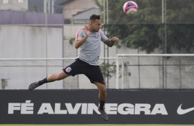 Maycon durante o treino desta tera-feira no CT