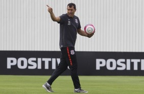 No treino de hoje, Carille passa as instrues ao elenco