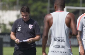 Osmar Loss passa orientaes aos jogadores no treino da manh desta segunda.