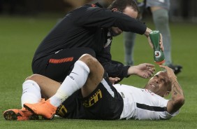Emerson Sheik sendo atendido após sofrer falta na partida contra o Mirassol