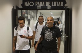 Jadson e Sheik chegam ao vestirio da Arena Corinthians para o jogo contra o Mirassol