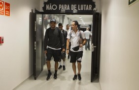 Junior Dutra e Rodriguinho no vestiário da Arena Corinthians antes do jogo contra o Mirassol