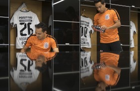 Os meias Jadson e Rodriguinho no vestirio da Arena Corinthians antes do jogo contra o Mirassol