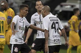 Pedrinho comemora com Sheik o gol do veterano contra o Mirassol