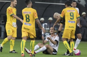 Rodriguinho sofre falta na partida contra o Mirassol, na Arena Corinthians