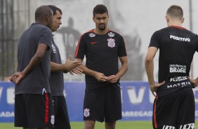 Carille passa informaes aos jogadores no treino desta sexta-feira.