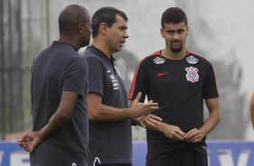Carille passa orientações a Léo Santos no treino desta sexta