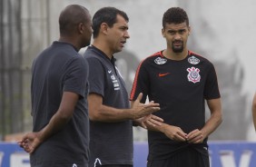 Carille passa orientaes a Lo Santos no treino desta sexta