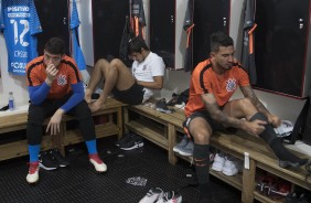 Caíque França, Romero e Pedro Henrique no vestiário antes do jogo contra o Botafogo-SP