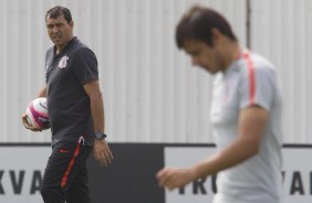 Carille observa o Romero no treino desta manh