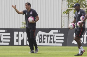 Carille passa orientações a sua equipe antes de enfrentar o Botafogo-SP