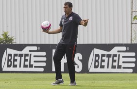 Carille passa orientaes a sua equipe antes de enfrentar o Botafogo-SP