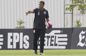 Carille passa orientaes a sua equipe antes de enfrentar o Botafogo-SP