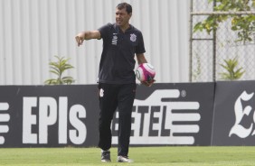 Carille passa orientações a sua equipe antes de enfrentar o Botafogo-SP