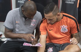 Fabinho passa as instrues para o volante Maycon antes do jogo contra o Botafogo-SP