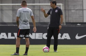 Fábio Carille faz orientações antes de enfrentar o Botafogo-SP pelo campeonato paulista
