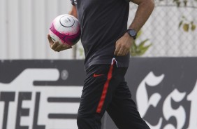 Fábio Carille faz orientações antes de enfrentar o Botafogo-SP pelo campeonato paulista