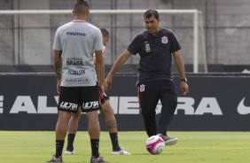 Fbio Carille mostra como pegar na bola no treino desta manh