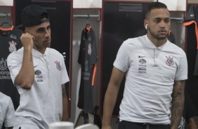 Gabriel e Maycon no vestiário em Ribeirão Preto antes do jogo contra o Botafogo-SP