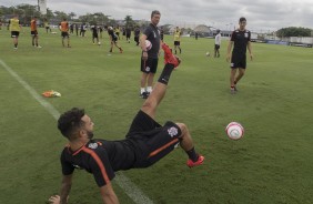 Jogadores do Corinthians se preparam para enfrente o Botafogo-SP na prxima rodada do paulista
