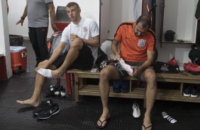 O novato Carlos Augusto ao lado do veterano Danilo antes do jogo contra o Botafogo-SP