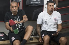 Os veteranos Emerson Sheik e Ralf no vestirio antes da partida contra o Botafogo-SP