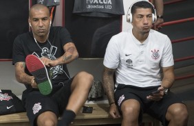 Os veteranos Emerson Sheik e Ralf no vestiário antes da partida contra o Botafogo-SP