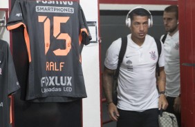 Ralf chega ao vestirio em Ribeiro Preto antes do jogo contra o Botafogo-SP