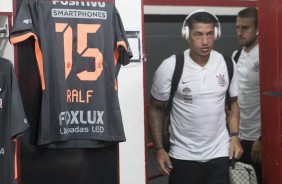 Ralf chega ao vestiário em Ribeirão Preto antes do jogo contra o Botafogo-SP