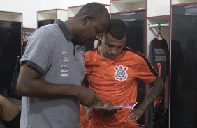 Sidcley recebe instrues antes do jogo contra o Botafogo-SP