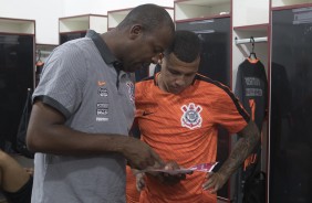 Sidcley recebe instruções antes do jogo contra o Botafogo-SP