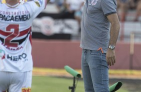 Carille passa orientações a sua equipe na partida contra o Botafogo-SP